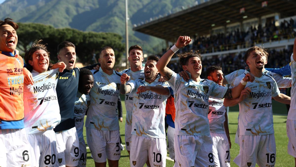 Frosinone e Monza per la A, bagarre playoff e lotta salvezza: 15 squadre in gioco negli ultimi 90'