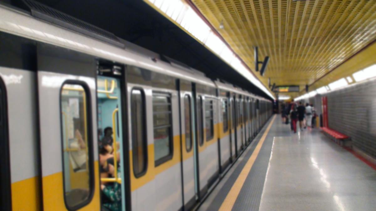 Milano, frenata d'emergenza in metro: 5 contusi, circolazione sospesa