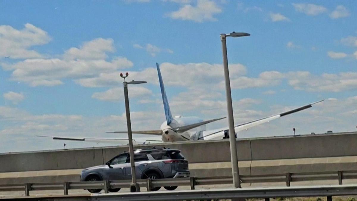 Aereo partito da Venezia urta un lampione durante l'atterraggio a Newark: ferito l'autista di un camion