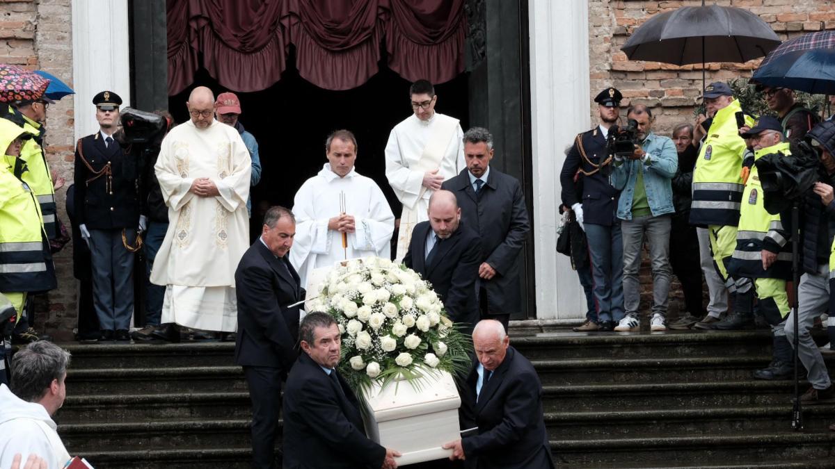 L'addio a Zanardi: l'handbike sull'altare, le note di Vecchioni e Guccini per lui. Daniela: "Siete immensi"