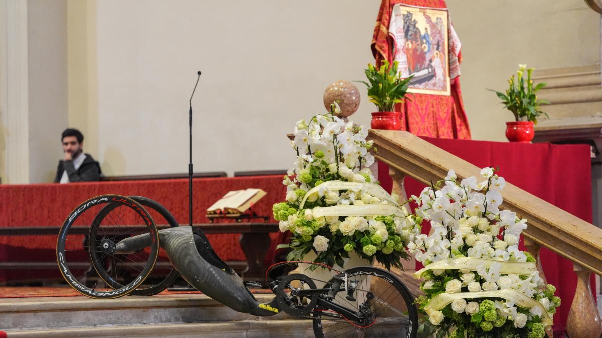 l addio a zanardi l handbike sull altare le note di vecchioni e guccini per lui daniela siete immensi da Gazzetta.it l addio a zanardi l handbike sull altare le note di vecchioni e guccini per lui daniela siete immensi