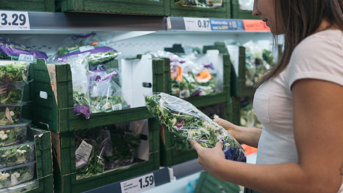 l insalata in busta si lava o no ecco a cosa fare attenzione da Gazzetta.it l insalata in busta si lava o no ecco a cosa fare attenzione