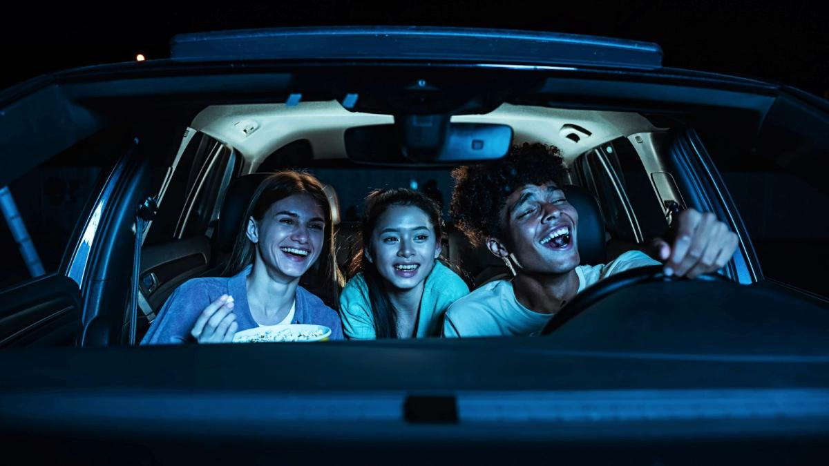 Huawei, i fari delle auto per crearsi il proprio drive-in