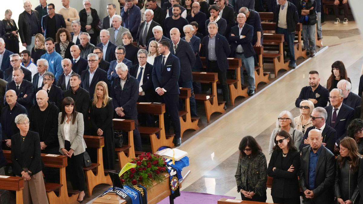 Funerali di Beccalossi, sul feretro la maglia n. 10 dell'Inter. Da Pio Esposito a Zanetti, tanti i nerazzurri presenti