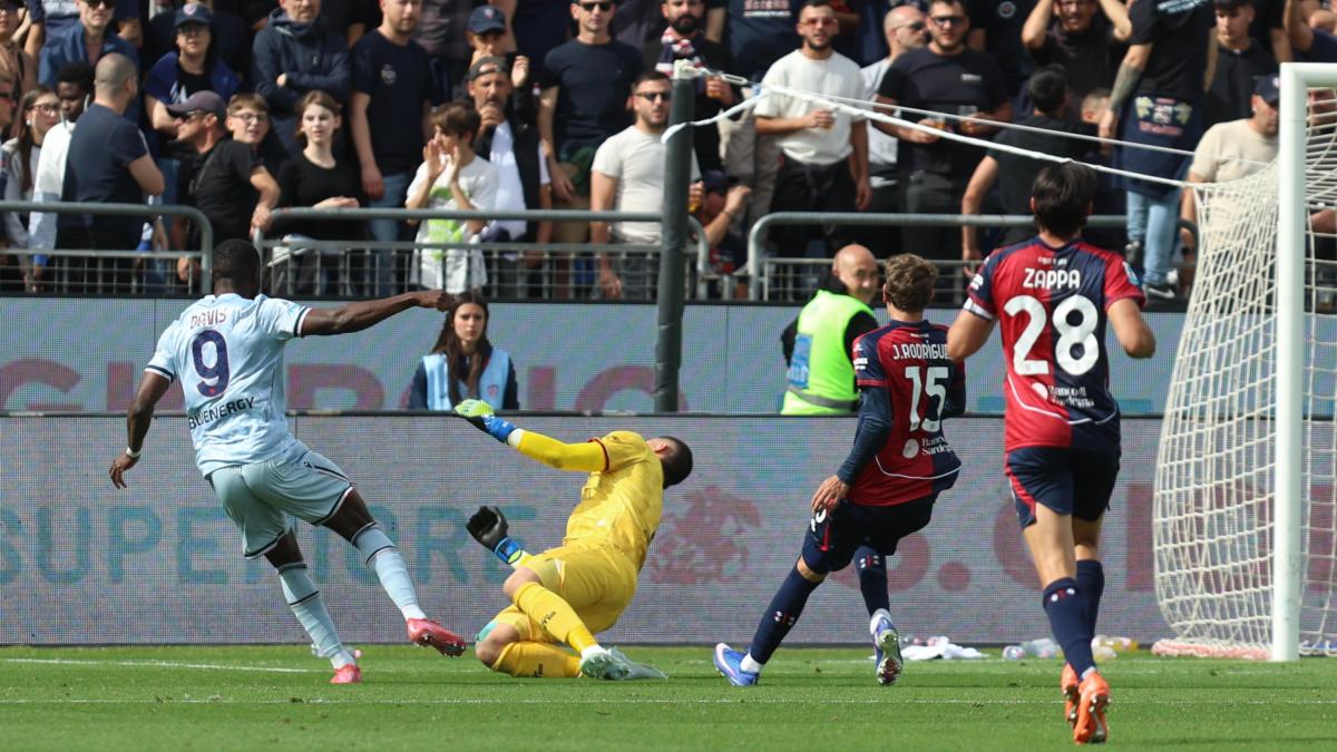 Cagliari-Udinese, cori razzisti contro Davis con giallo poi revocato. E si scatena la rissa