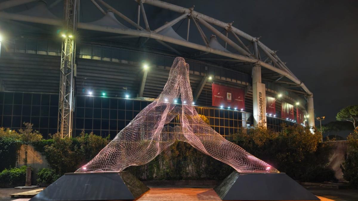 'Together' allo stadio Olimpico: la scultura di Lorenzo Quinn per la finale di Coppa Italia
