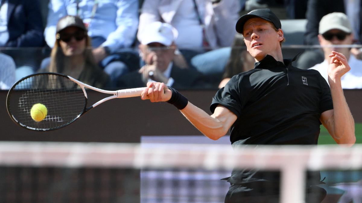 Sinner per il doppio colpo: semifinale e sorpasso a Djokovic. Rublev: "Prima o poi dovrà perdere..."