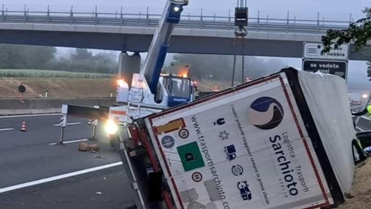 Incidente in A1, si ribalta il tir con i monitor della Coppa Italia: un morto e un ferito