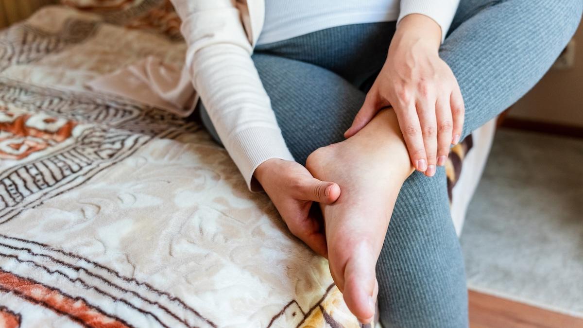 Piedi e caviglie gonfi? Tutte le possibili cause secondo gli esperti e i rimedi