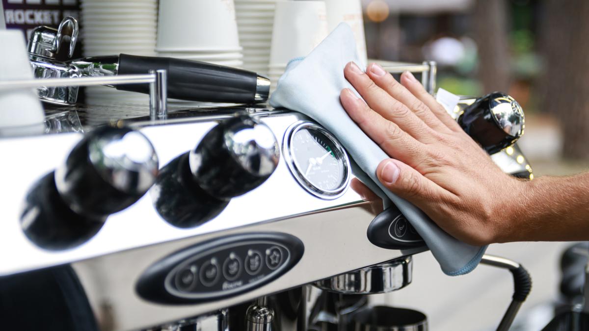 Batteri nella macchina del caffè? Ecco come comportarsi per evitare rischi