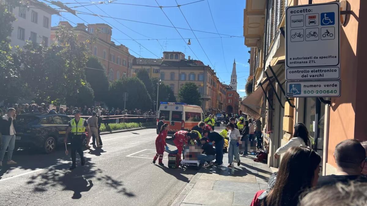 Modena, auto travolge i passanti. Almeno 7 feriti, attentatore placcato da un uomo e arrestato