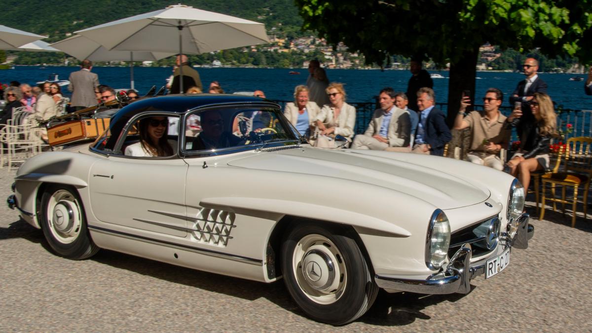 ad una mercedes 300 sl roadster la coppa d oro di villa d este da Gazzetta.it ad una mercedes 300 sl roadster la coppa d oro di villa d este