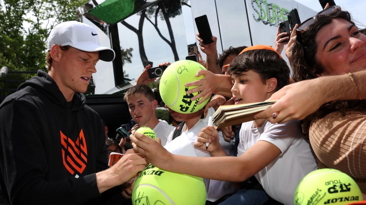 I fiumi di gente, il feeling tra Jannik e i bambini, i prezzi alle stelle: la Sinnermania contagia Roma