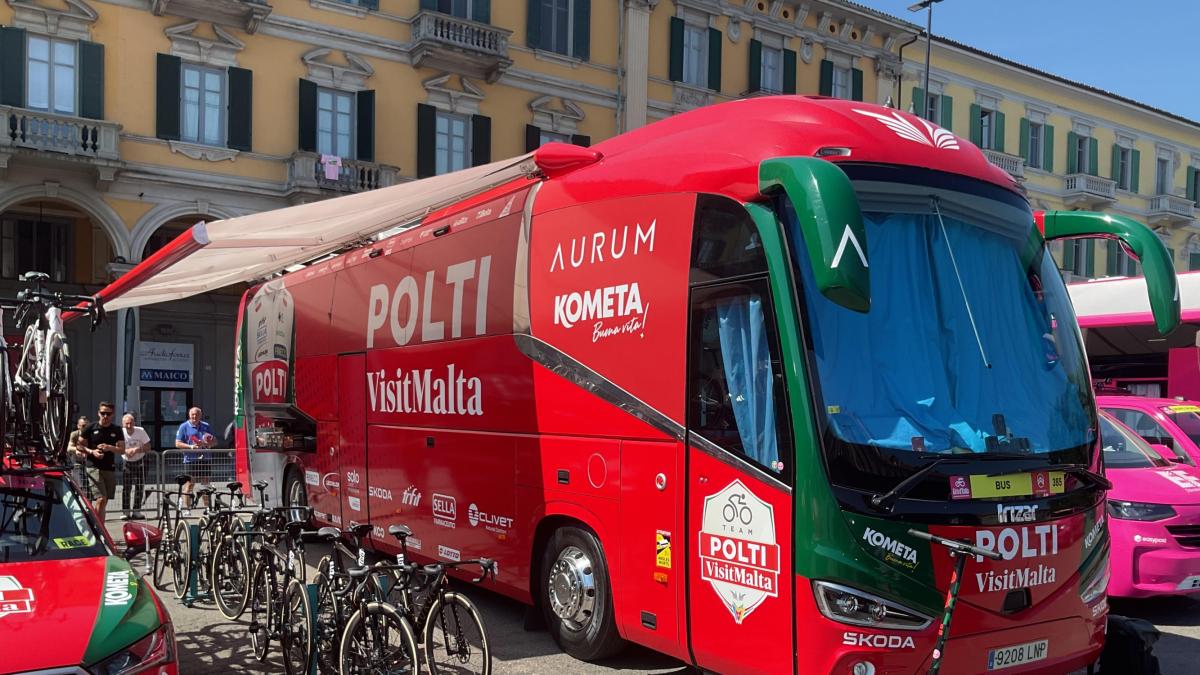 Giro d'Italia, come è fatto il bus del team Polti VisitMalta