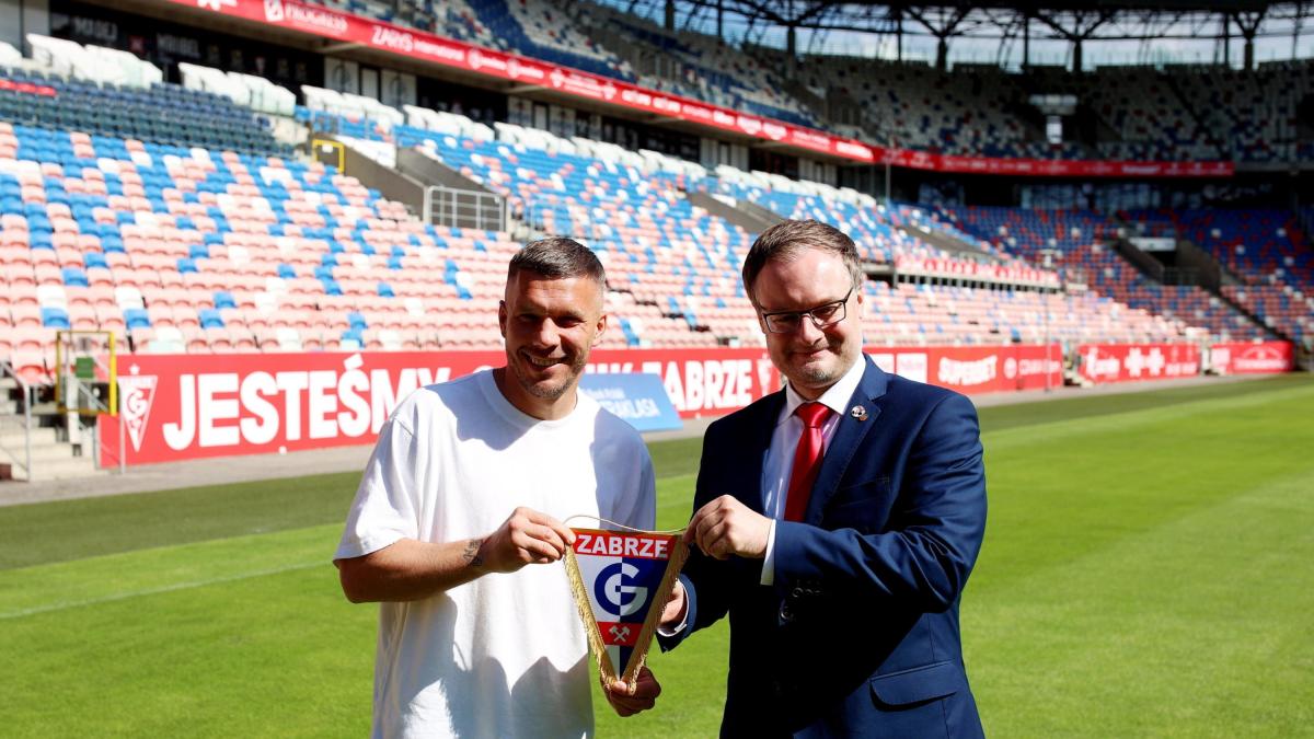 pallone kebab gelati e ora la scrivania a 41 anni podolski si ritira e compra il suo club in polonia da Gazzetta.it pallone kebab gelati e ora la scrivania a 41 anni podolski si ritira e compra il suo club in polonia