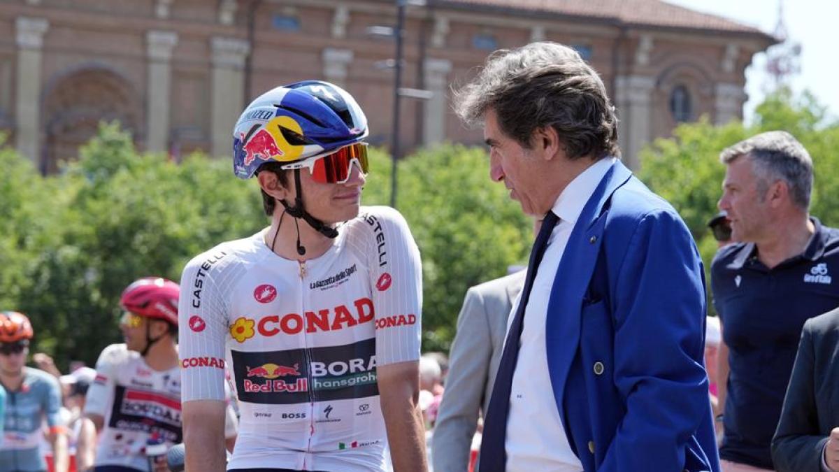 Cairo a Pila per lo show del Giro: "Vingegaard il più forte ma lo spettacolo sono i tifosi"