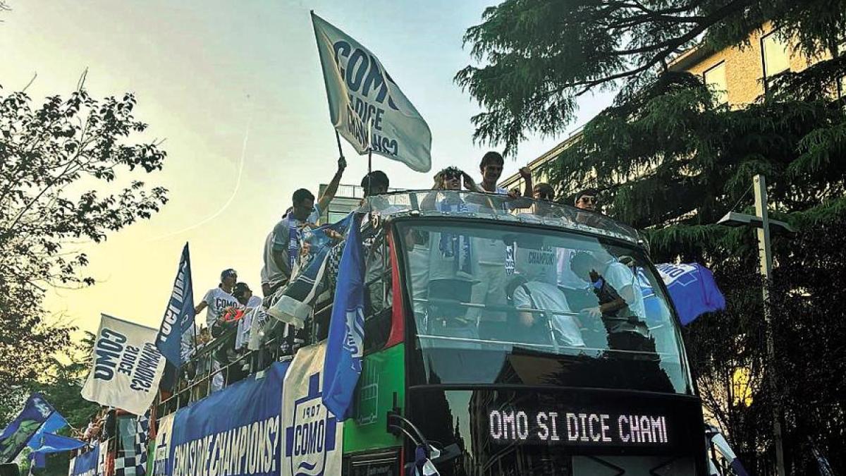 Como in festa per la Champions: città impazzita, in 15mila alla parata