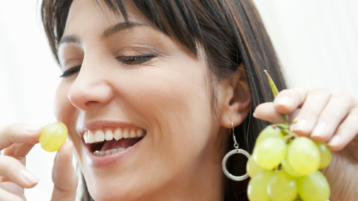 Mangiare uva ogni giorno può aiutare la pelle a difendersi d