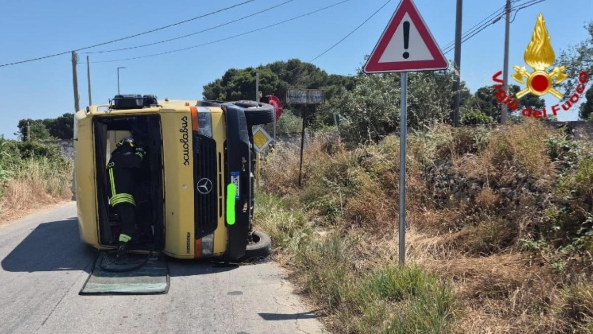 Senza patente né assicurazione centra lo scuolabus, 14 bambini feriti