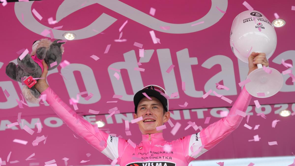 Vingegaard: "Che onore la maglia rosa a Roma! Applausi alla squadra, il Giro è sempre imprevedibile"