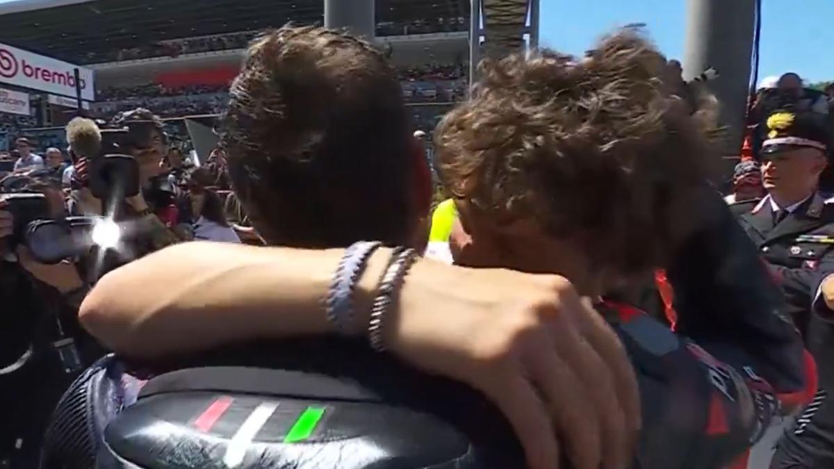 Bezzecchi-Antonelli, quel magico abbraccio tra i due numeri 1 azzurri del motorsport