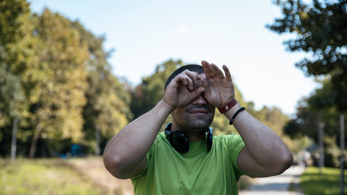 Occhi allergici e sport all’aria aperta: come proteggersi da pollini, smog e vento