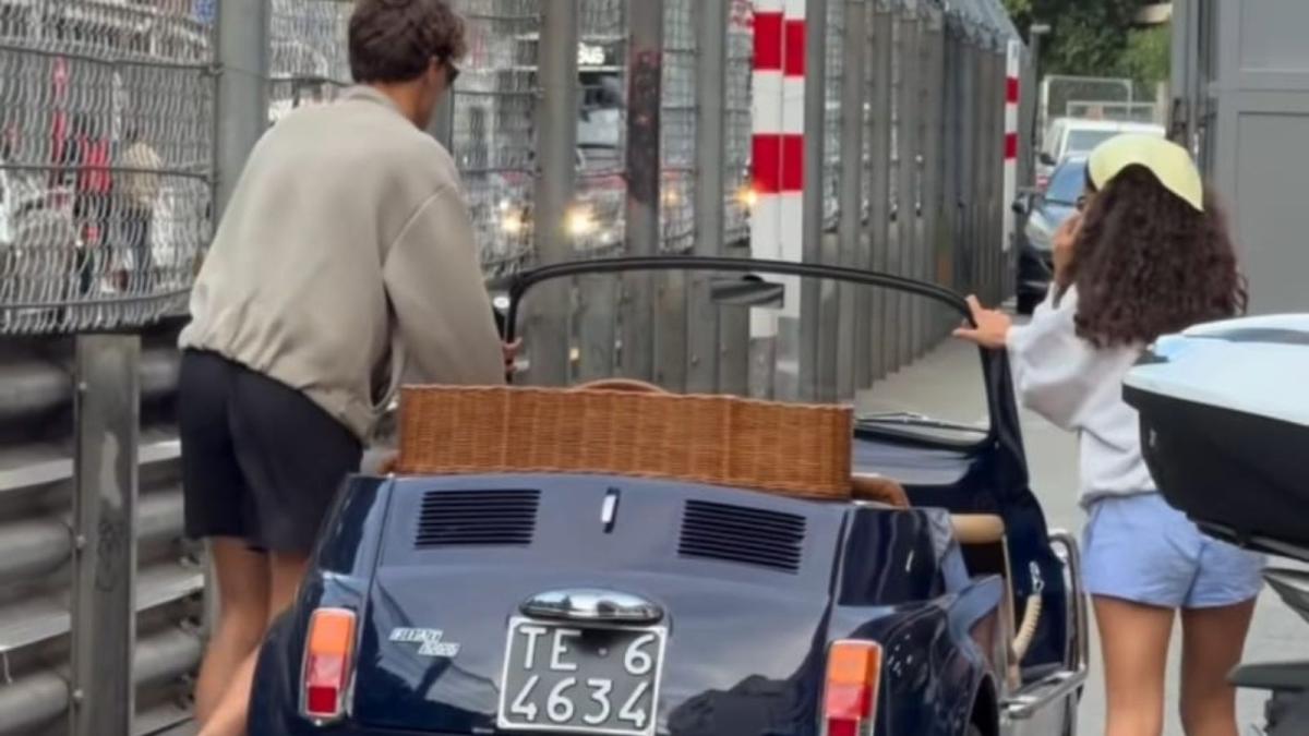 Monaco, la 500 spiaggina lascia a piedi George Russell: lui la spinge a mano