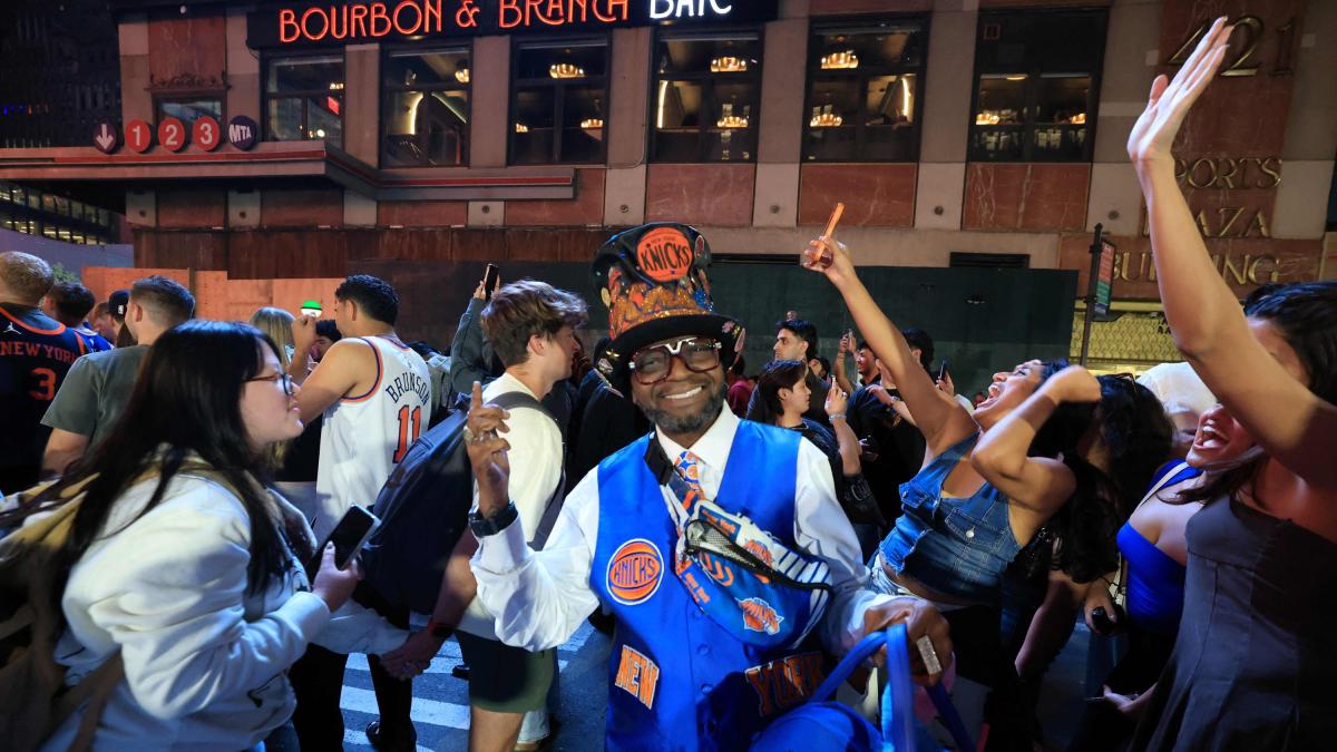 New York, delirio Knicks: vip scatenati, tifo e arresti. E s