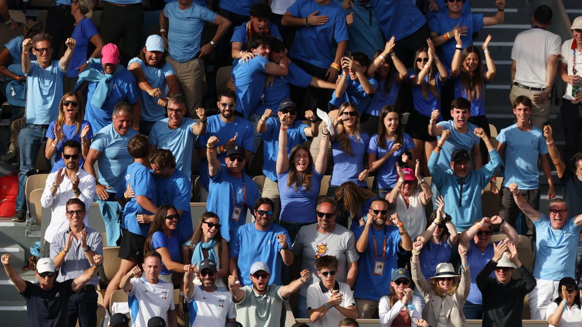 Mamma, fidanzata e... Bove: il muro azzurro che ha