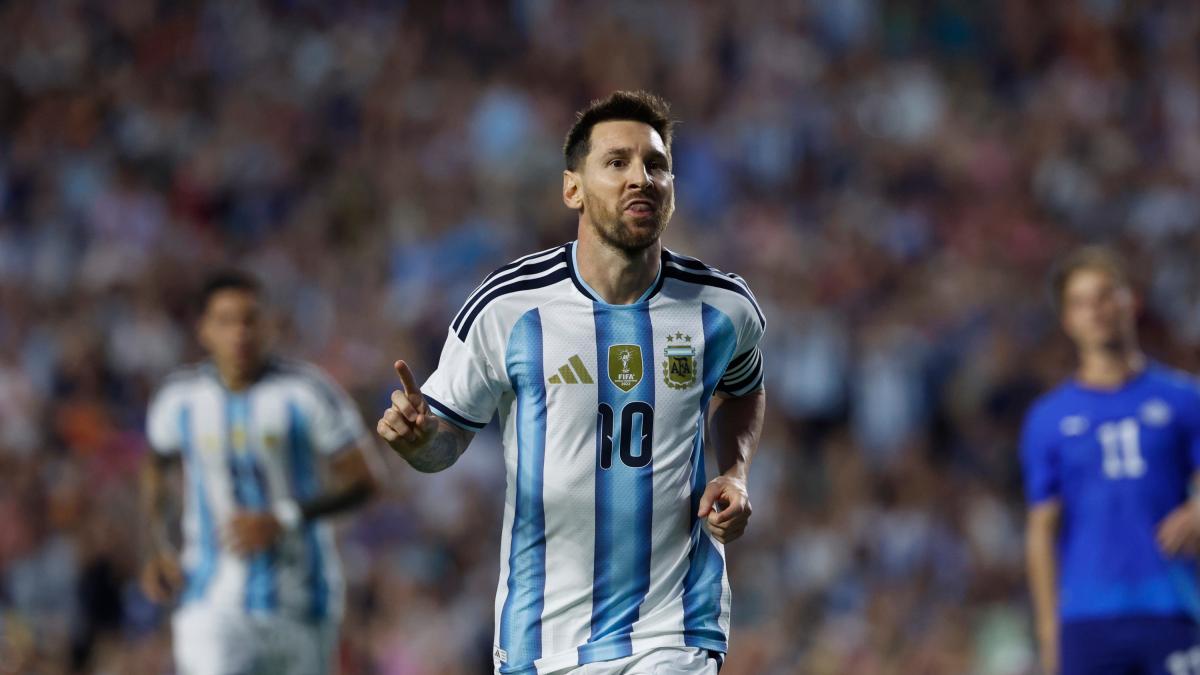 In 90mila ad applaudire Messi nel 3-0 dell'Argentina sull'Is