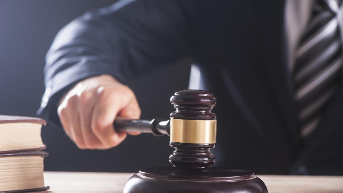 Investì e uccise uomo che l'aveva derubata, condannata a 18 