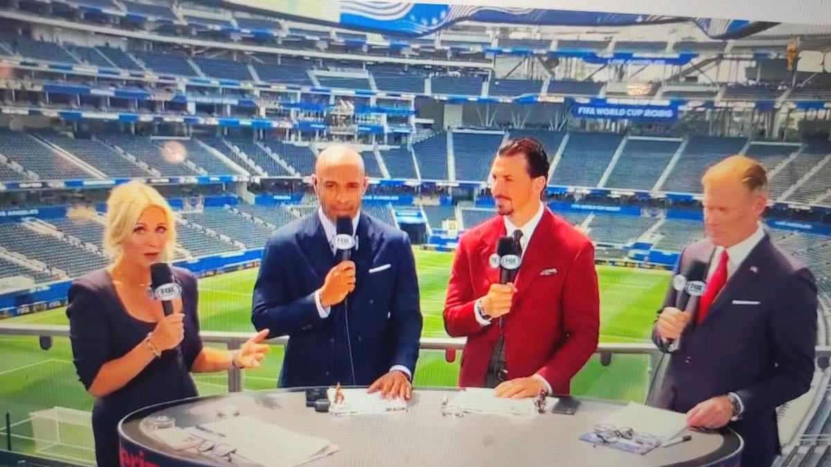 Il Milan sempre senza allenatore e dirigenti, ma Ibra in tv ha un look... rossonero