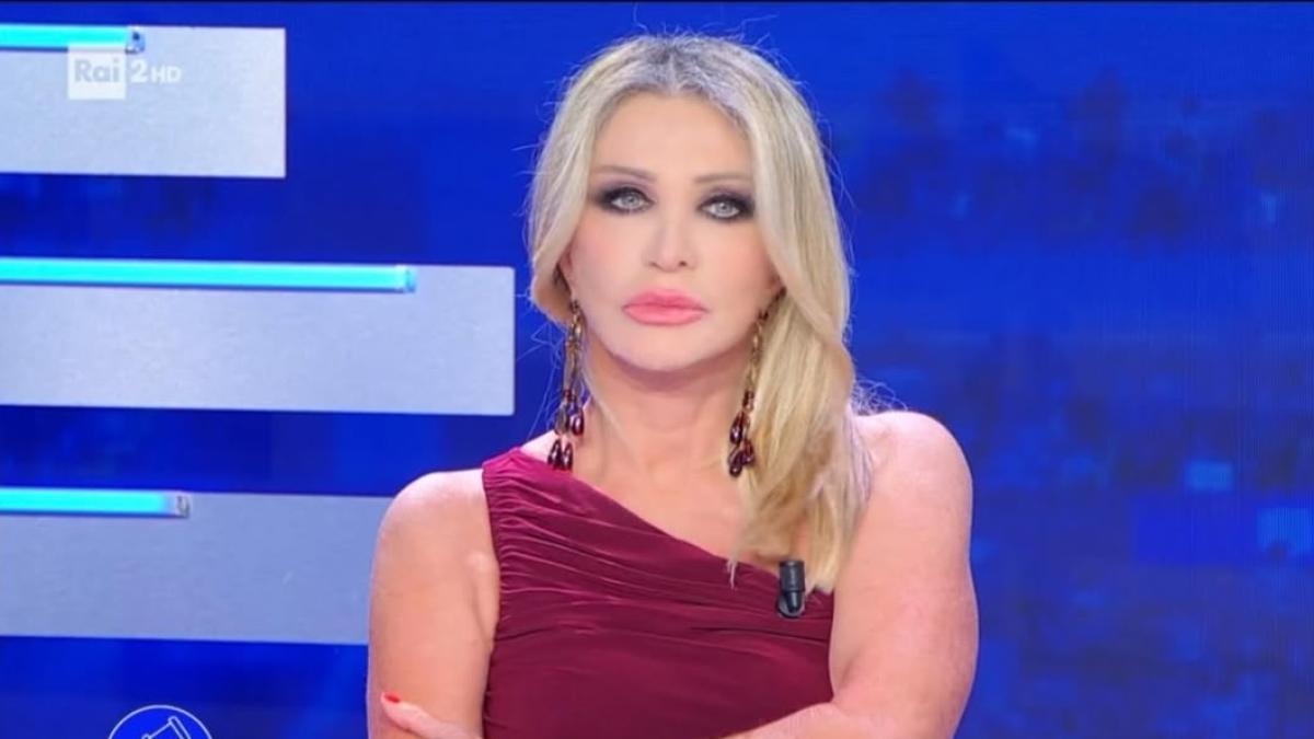 Paola Ferrari e le polemiche sul suo viso: "Ho avuto due tumori. Occhi strani? Ore di lavoro"