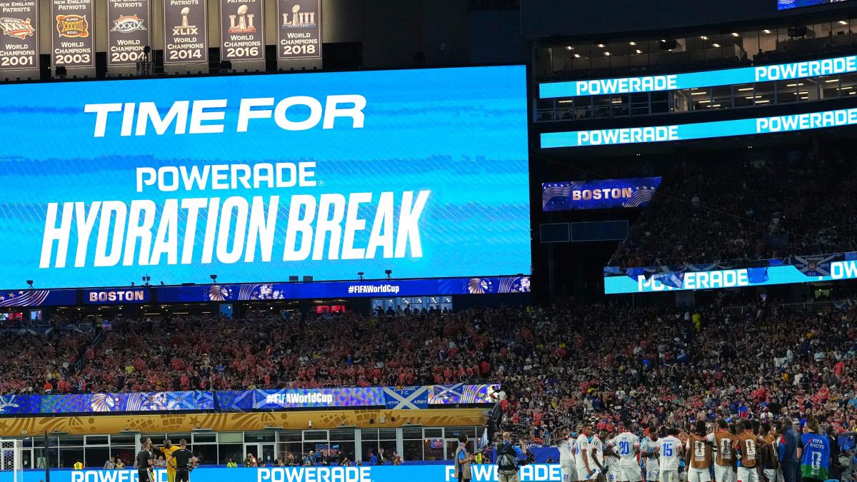 Altro che pause per bere: il calcio s'è inventato i time out e valgono quanto il Super Bowl. La polemica
