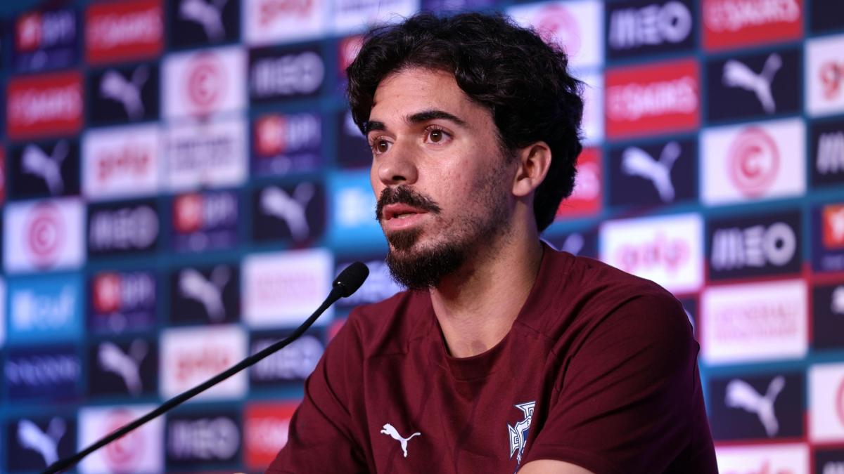 Diogo Jota 27° uomo del Portogallo al Mondiale, in campo tutti col braccialetto col suo nome