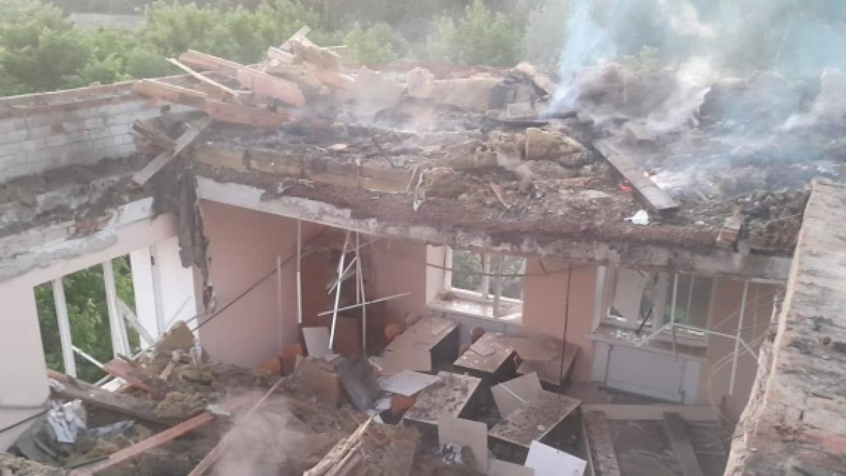Ucraina, bombe russe sul liceo distrutto e ricostruito grazie a Sheva e Zinchenko
