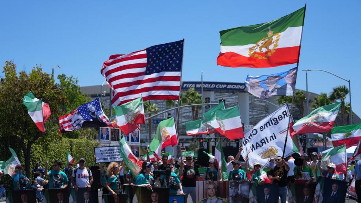Iran, vigilia di tensione: le proteste degli iraniani d'America e il caso bandiere