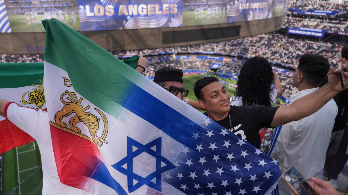 Iran, cresce il fronte anti ayatollah dei tifosi: e allo stadio tante bandiere (vietate) col leone