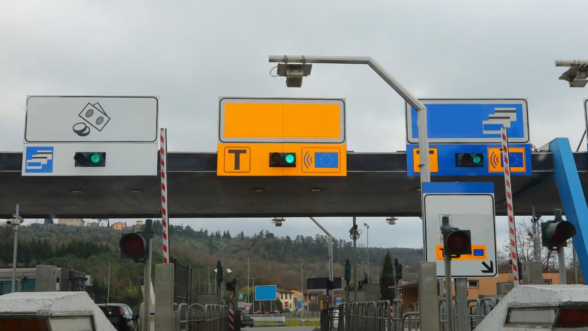 Telepass, UnipolMove e MooneyGo: quanto costa saltare la coda al casello