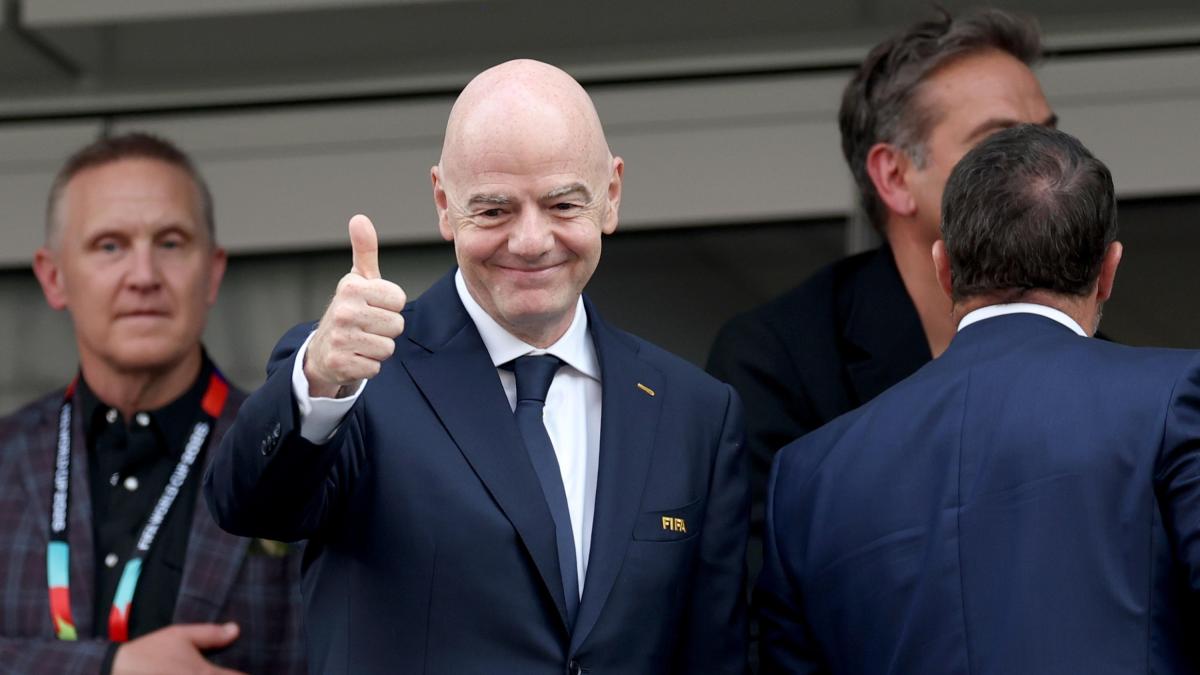 Infantino volante: viaggia ovunque per vedere allo stadio due partite al giorno, ma la sostenibilità...