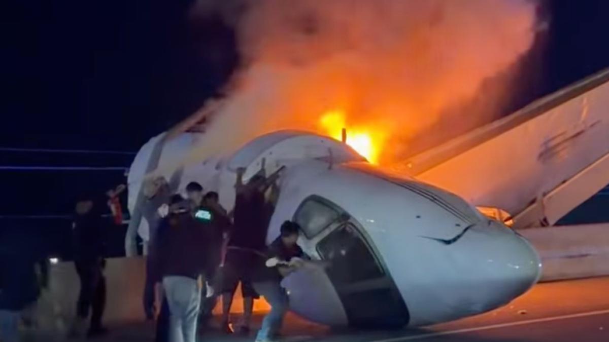 aereo precipita sull autostrada strage sfiorata il video da Gazzetta.it aereo precipita sull autostrada strage sfiorata il video