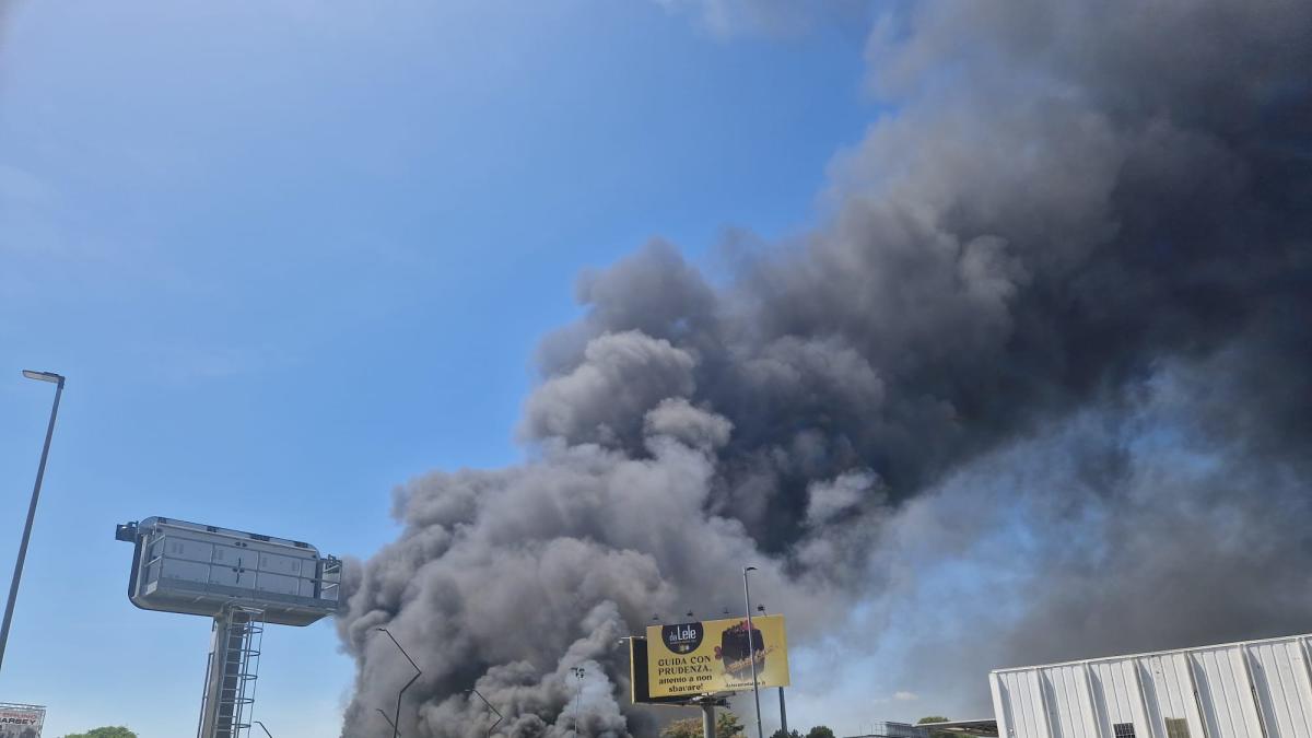 Autocisterna in fiamme al casello di Riccione