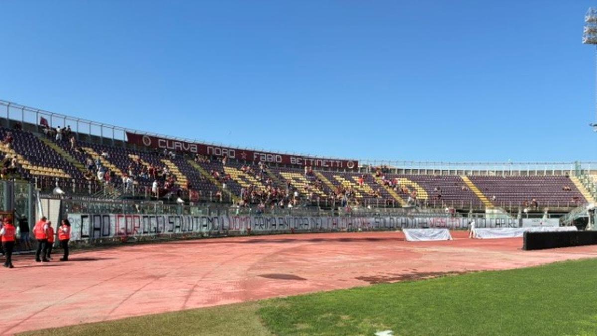 il picchi di livorno omaggia igor protti boato al cielo dei 10mila per l ultimo saluto da Gazzetta.it il picchi di livorno omaggia igor protti boato al cielo dei 10mila per l ultimo saluto