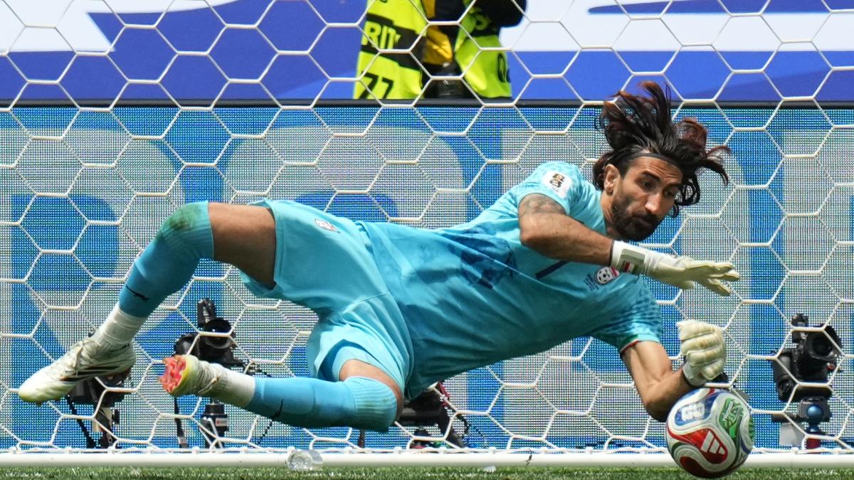 Pastore, fornaio, spazzino... ed eroe dell'Iran: Beiranvand, il portiere che ha imparato coi sassi