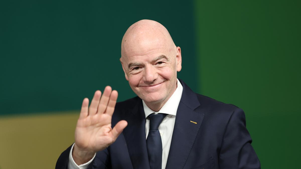 "Trottolino" Infantino: non si perde una partita e si è fatto quasi 40.000 km. E il web esplode coi meme