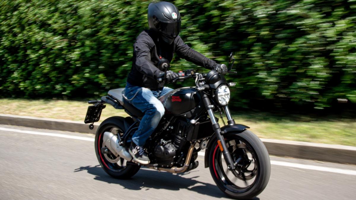 royal enfield guerrilla 450 apex su strada pochi ritocchi pi249 gusto tra le curve da Gazzetta.it royal enfield guerrilla 450 apex su strada pochi ritocchi pi249 gusto tra le curve