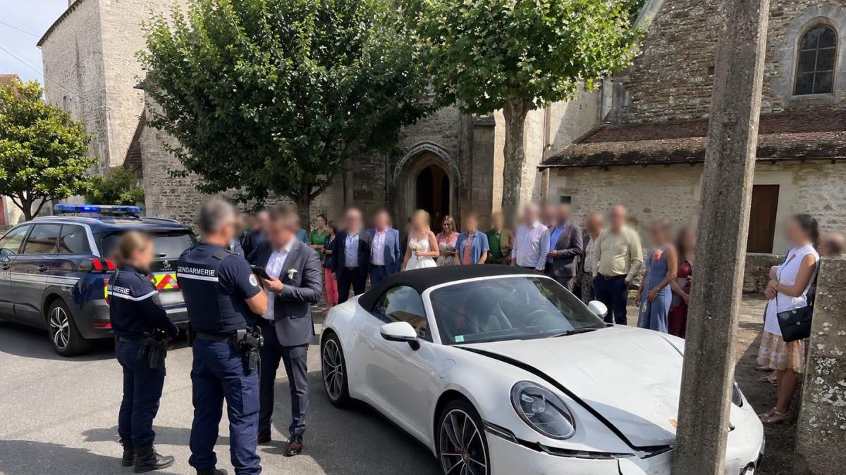 Porsche noleggiata per il matrimonio, sposo la schianta contro un palo