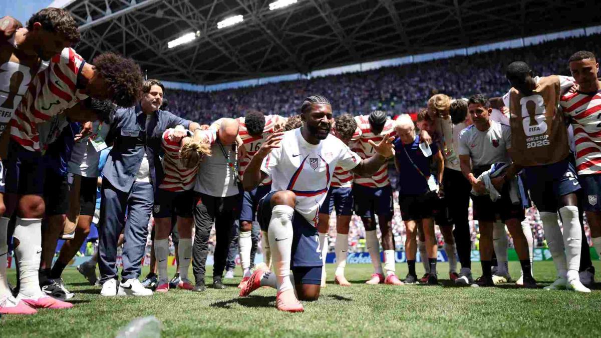 il predicatore degli usa cos236 mckenzie ha trasformato una preghiera nel simbolo della nazionale da Gazzetta.it il predicatore degli usa cos236 mckenzie ha trasformato una preghiera nel simbolo della nazionale