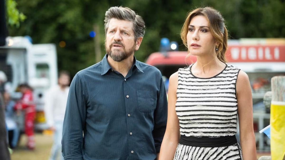 Tre di troppo, la commedia con Fabio De Luigi e Virginia Raffaele stasera su Canale 5