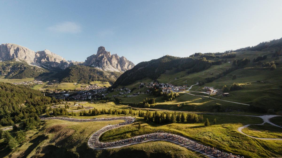 Maratona spettacolo: Dolomiti e passione, festa in bici per 8.000 ciclisti